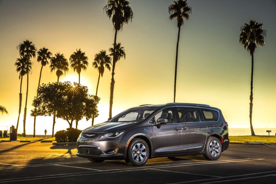  Chrysler Pacifica Hybrid Limited (RU) 2016 года  (фото 25 из 40)